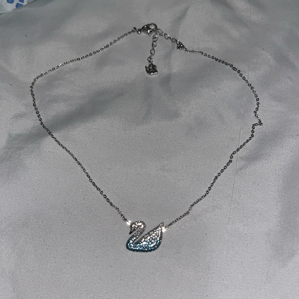 Swarovski crystal swan necklace (rhodium plated)